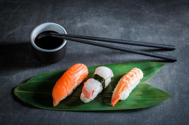 Sushi Nigiri gustoso con riso e gamberetti