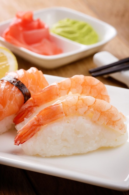 Sushi nigiri misti su un piatto bianco
