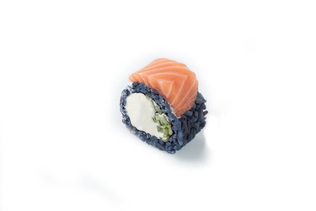 Sushi piccante roru su sfondo bianco