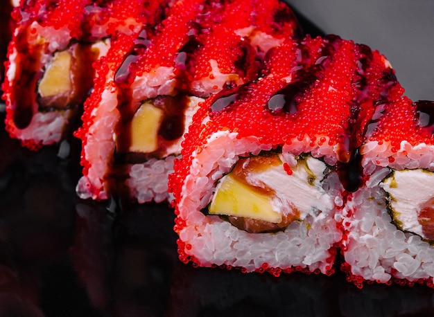 Sushi Roll California su piatto di pietra nera