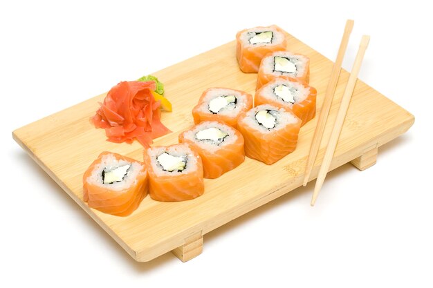 Sushi Roll con salmone isolato su bianco
