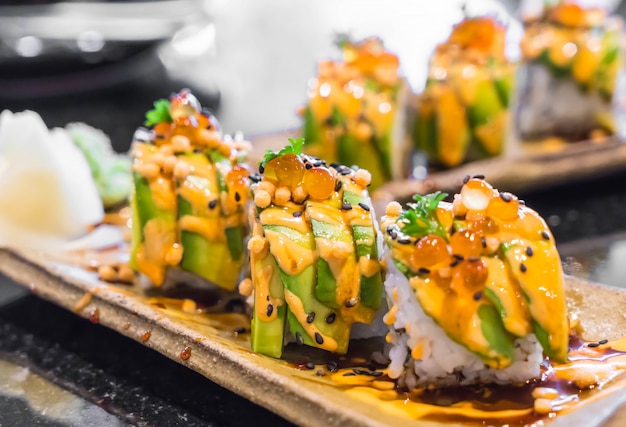 sushi roll di avocado