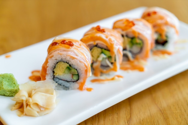 sushi roll di salmone con salsa in cima - stile di cibo giapponese