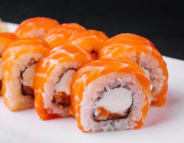 Sushi roll Philadelphia con salmone e caviale sul piatto