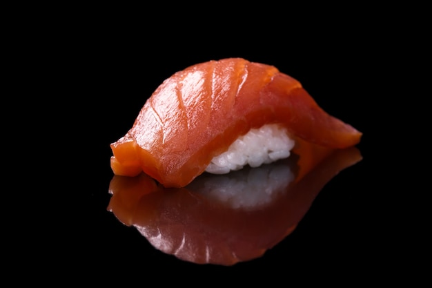 Sushi salmone sul nero