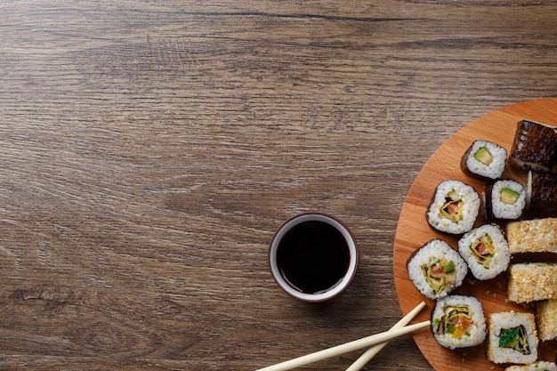 Sushi set al piatto rotondo in legno