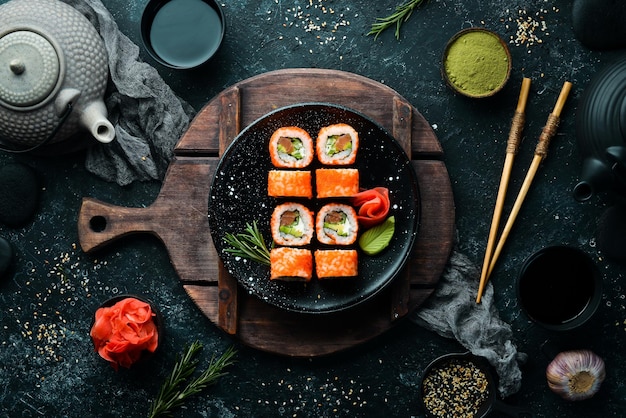 Sushi set con caviale avocado e salmone Cucina asiatica Vista dall'alto Spazio libero per il testo