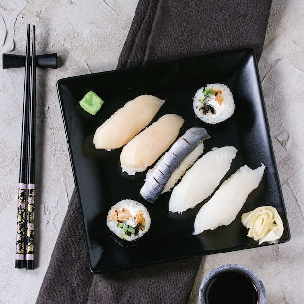 Sushi set nigiri e involtini