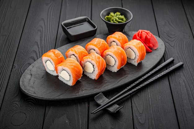 Sushi set philadelphia con formaggio e salmone