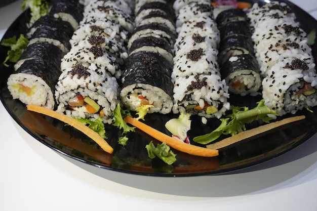 Sushi Set rotoli serviti in un piatto rotondo