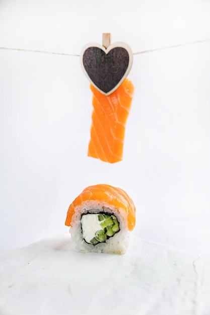 sushi su sfondo bianco