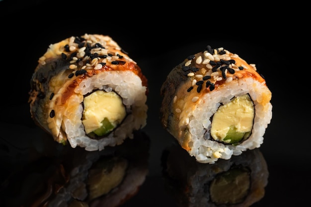 Sushi su sfondo nero, primo piano, cibo giapponese.