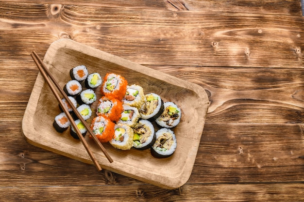 Sushi su un tavolo di legno