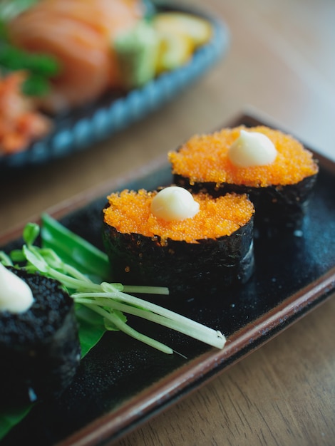 sushi sul piatto, cibo giapponese