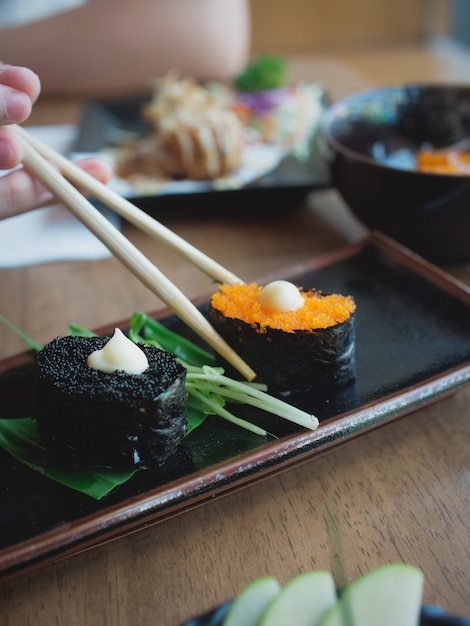 sushi sul piatto, cibo giapponese