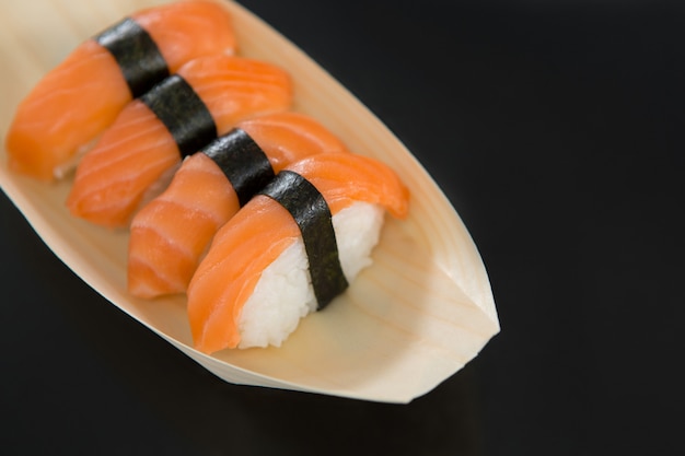 Sushi sul vassoio