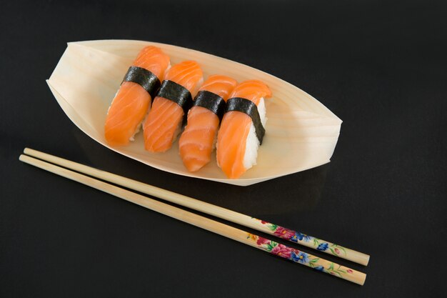 Sushi sul vassoio