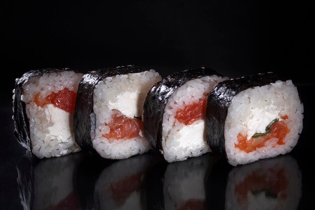 Sushi tradizionale con salmone e crema di formaggio