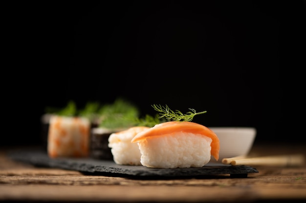 Sushi tradizionale giapponese su un piatto da vicino