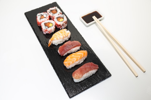 Sushi, un tipico cibo giapponese preparato con una base di riso e vari pesci crudi.