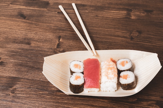 Sushi, un tipico cibo giapponese preparato con una base di riso e vari pesci crudi.