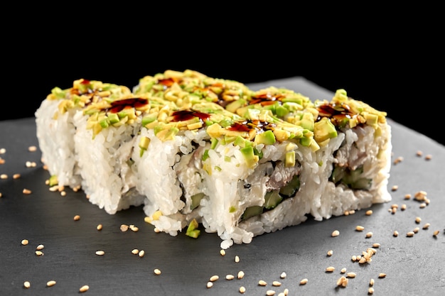 Sushi Uramaki condito con avocado, salsa unagi.