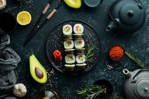 Sushi vegetariano con avocado e pomodori Sushi Set Vista dall'alto Spazio libero per il testo