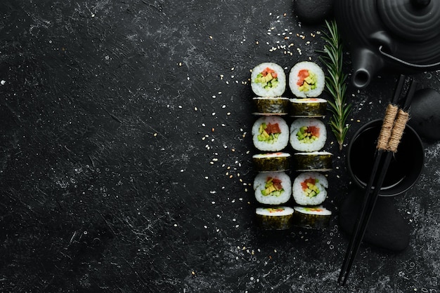 Sushi vegetariano con avocado e pomodori Sushi Set Vista dall'alto Spazio libero per il testo