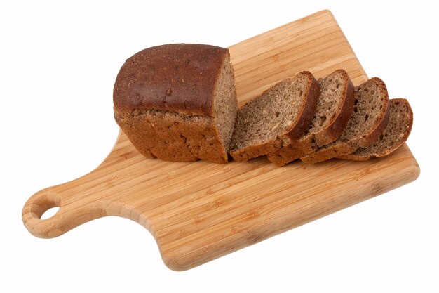 Sut pane nero su tavola da cucina su sfondo bianco