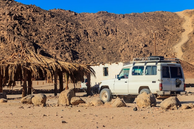 SUV fuoristrada nel villaggio beduino nel deserto arabo vicino a Hurghada, Egitto