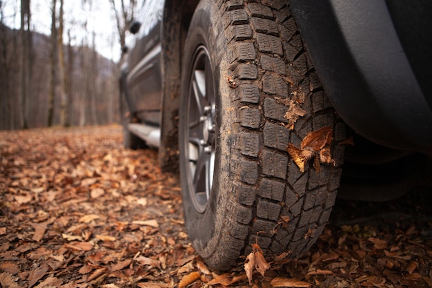 SUV neri in montagna