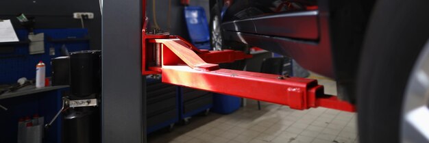 Suv per auto moderne in ascensore nel centro servizi