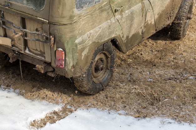 SUV russo Fuoristrada scivola bloccato nel fiume