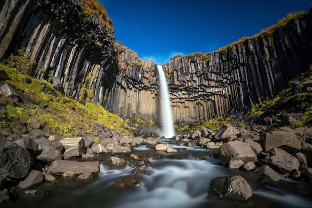 Svartifoss in Islanda. Drammatica cascata circondata da colonne esagonali di lava di basalto nero.