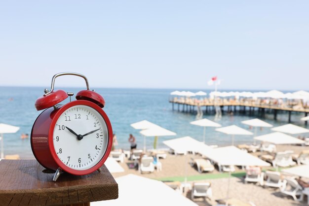 Sveglia alle dieci sulla spiaggia soleggiata accanto al concetto di vacanza al mare e vacanza al mare