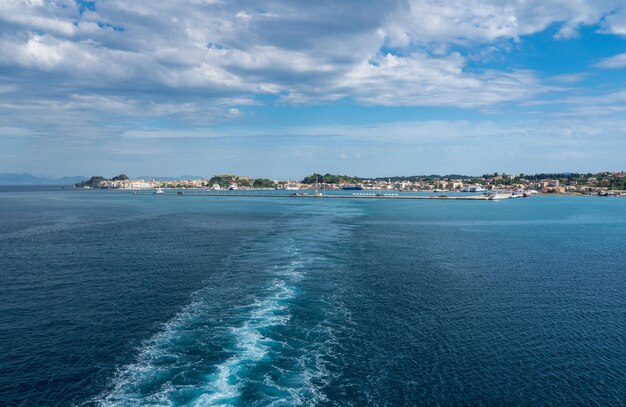 Sveglia dietro la nave da crociera in partenza da Kerkyra sull'isola di Corfù