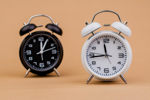 Sveglia Il bellissimo orologio moderno si trova sullo sfondo della carta tempo orologio tempo di fermo tempo fuori dal lavoro lavorando con il concetto di tempo tempo