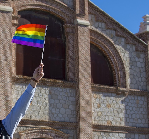 Sventola bandiera arcobaleno