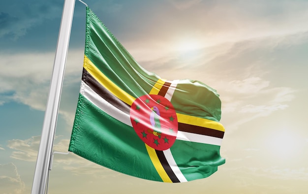 Sventola bandiera della Dominica nel cielo. Il simbolo dello stato su tessuto di cotone ondulato.