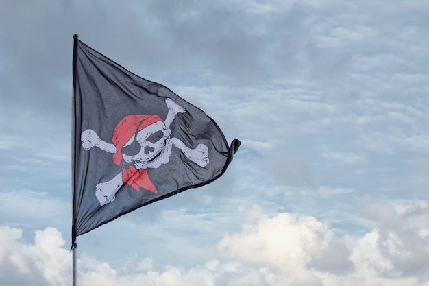 Sventola bandiera pirata jolly roger