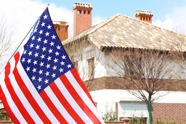 Sventola bandiera USA e casa privata sullo sfondo