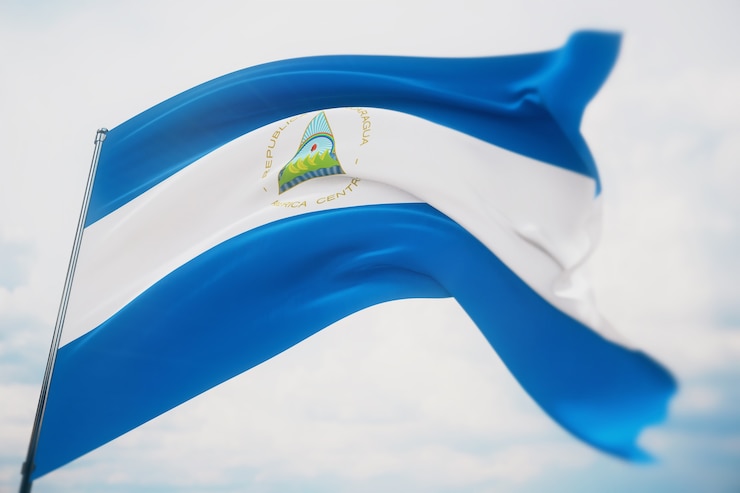Sventolando bandiere del mondo - bandiera del Nicaragua. Girato con una profondità di campo ridotta, messa a fuoco selettiva. illustrazione 3D.