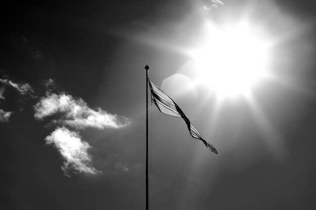 Sventolando la bandiera della Norvegia in bianco e nero con sfondo di perdita di luce hd