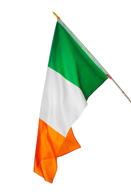 Sventolando la bandiera nazionale dell'Irlanda isolato su priorità bassa bianca