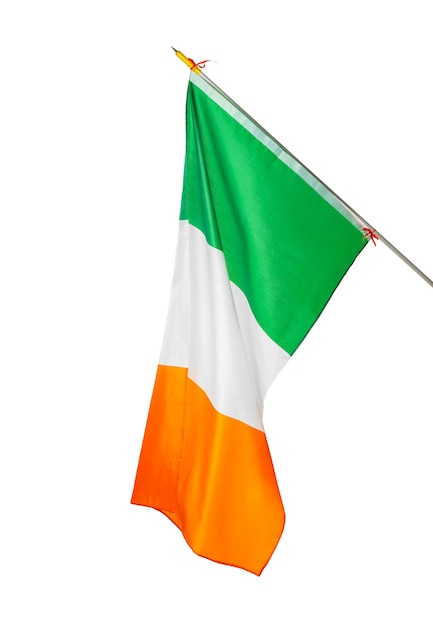 Sventolando la bandiera nazionale dell'Irlanda isolato su priorità bassa bianca