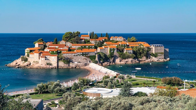 Sveti Stefan vista dall'aria l'hotel dell'isola Montenegro