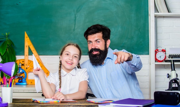 Sviluppare studenti premurosi che stanno attivamente crescendo e raggiungendo risultati Uomo pedagogo barbuto e allievo che si divertono Studenti a scuola Tempo libero Creare una comunità di studenti Insegnante e studentessa