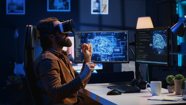 Sviluppatore che indossa un auricolare VR in panico dopo che la mente dell'AI guadagna sensibilità