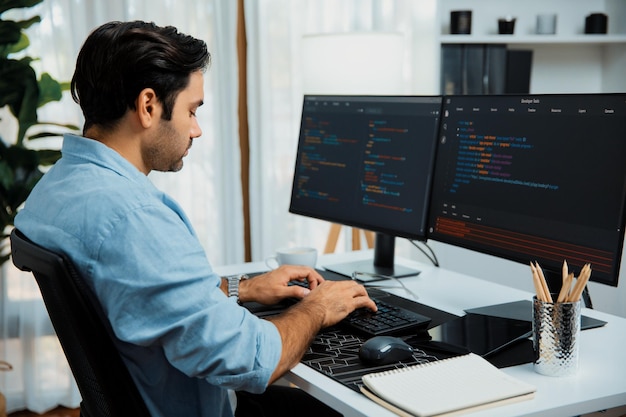Sviluppatore che lavora allo sviluppo di software codifica due schermi di codice computer Surmise