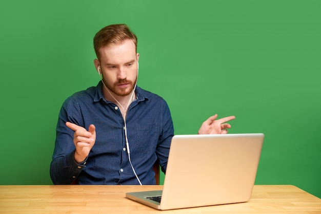 Sviluppatore che partecipa alla videoconferenza